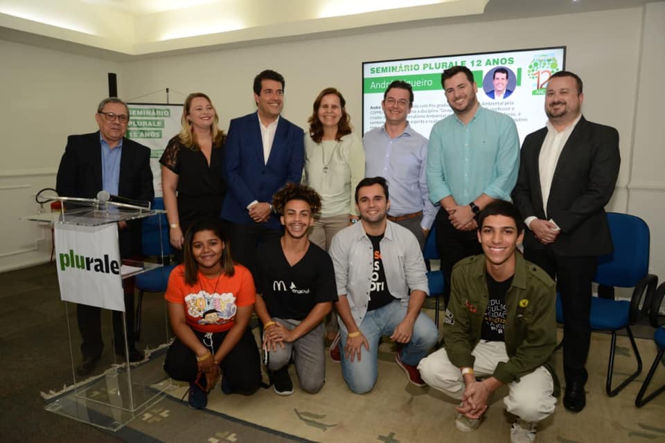 Palestrantes e jovens reunidos_Seminario Plurale 12 anos